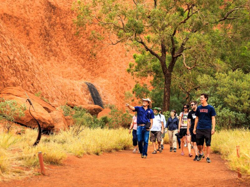 Ab Yulara: Uluṟu-Tour mit BBQ am Sonnenuntergang